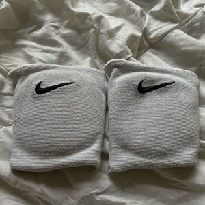 NIKE KNEE PADS WHITE AND BLACK SPORTS